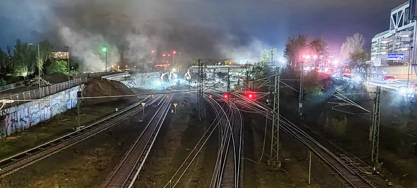 Abrissarbeiten der A100-Brücke über der Ringbahn erfolgen bei Tag und Nacht