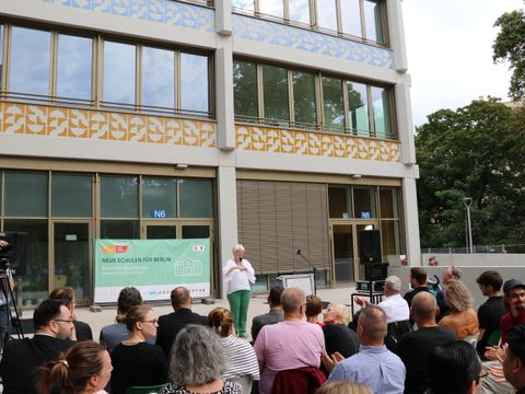 Bezirksbürgermeisterin Stefanie Remlinger spricht auf der Eröffnung der Anna-Lindh-Schule