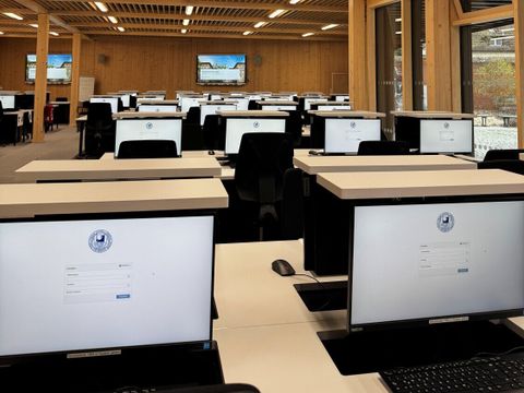 Prüfungssaal und viele Bildschirme mit dem Login-Fenster