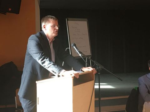 Bezirksstadtrat Tobias Dollase begrüßt die Diskussionsrunde im Fuchsbau (Bild: Bezirksamt Reinickendorf)