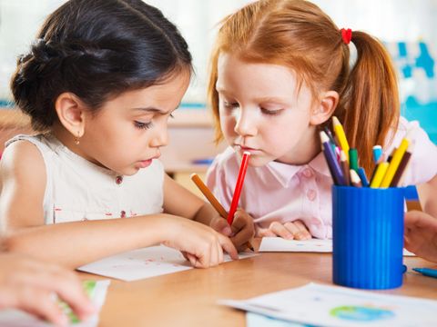 Mädchen malen im Kindergarten