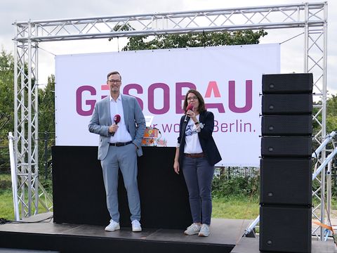 Bezirksbürgermeisterin Zivcovic und GESOBAU-Prokurist Holborn auf der Bühne