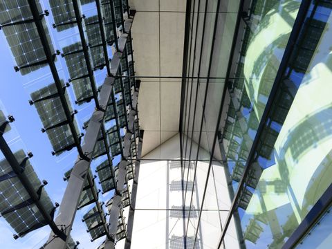 Solarmodule an Hauswand von Hinten fotografiert