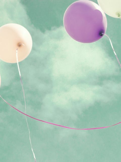 Bunte Luftballons steigen in den Himmel auf