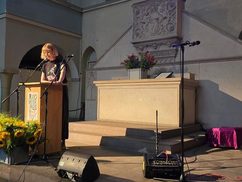 Jenny Goldberg, Stadtteilbüro Friedrichshain, spricht die Laudatio für die Preisträger*innen des Vereins "Suppe & Mucke"