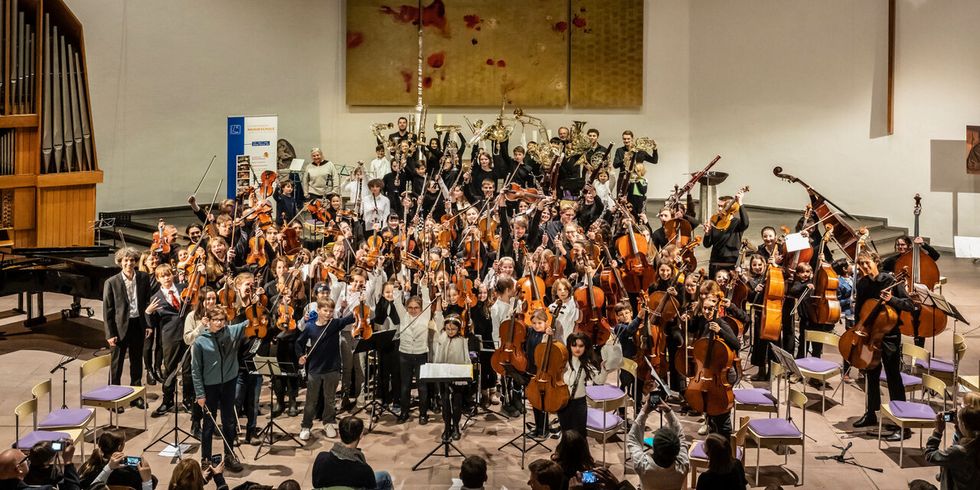 Ein großes Orchester aus Kinder und Jugendlichen.