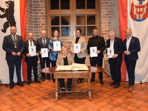 Bezirksbürgermeister Frank Bewig, Dr. Gul-Rahim Safi, Jürgen Pufahl, Jiska Donat, Roswitha Petersen, Sandra Goldmann, Sleiman El-Kerdi, Dieter Krepel, BVV Vorsteher Christian Heck (Bild: BA Spandau)