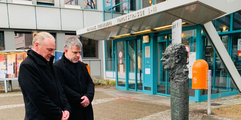 Der stellvertretende Bezirksbürgermeister Oliver Nöll und der für Schule, Sport und Facility Management zuständige Bezirksstadtrat Andy Hehmke gedenken vor dem Rathaus Kreuzberg.