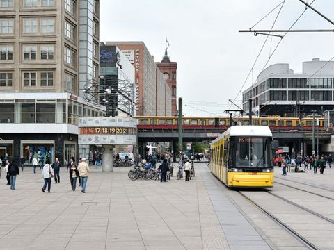 Alexanderplatz mit Weltzeituhr, Straßenbahn und S-Bahn