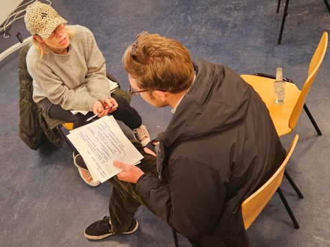 2 Menschen sitzend im Austausch