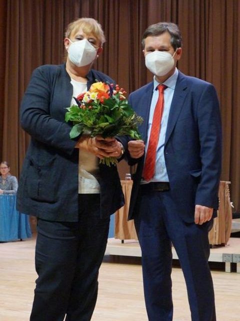 Die bisherige und neue Vorsteherin Kerstin Köppen (CDU)(l.) und Reinickendorfs stellvertretender Bezirksbürgermeister Uwe Brockhausen (SPD) (r.) (Bild: BA Reinickendorf)