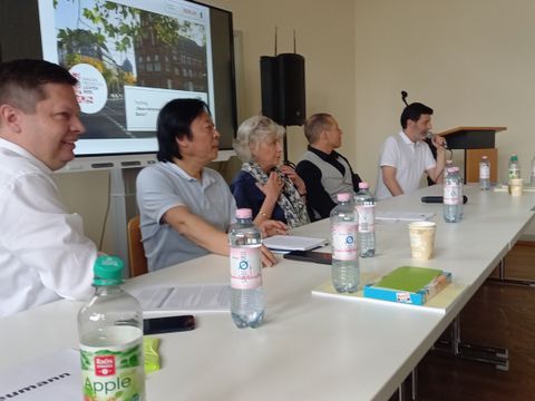 Podiumsdiskussion auf dem Fachtag: Bezirksbürgermeister Martin Schaefer, Pham Manh Cuong, Prof. Dr. Birgit Röttger-Rössler (FU Berlin), Mirko Kruppa (Auswärtiges Amt), Manuel Slappnig