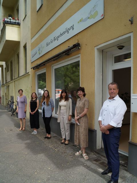 v.r.n.l.: Bezirksbürgermeister Frank Balzer (CDU), die Koordinatorin für Beteiligung des Bezirksamtes, Lisa Wagner, und Mitarbeiterinnen des externen Trägers „Mieterberatung Prenzlauer Berg GmbH“ (Bild: BA Reinickendorf)
