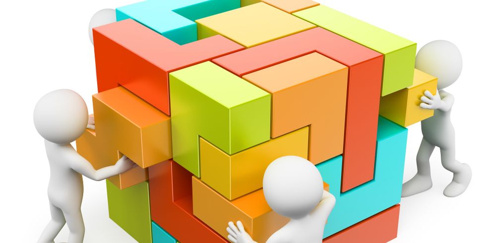 Virtuelle Figuren bauen einen Würfel