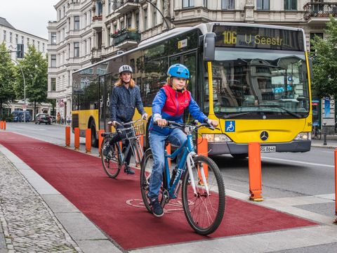 Radler auf der Kolonnenstraße