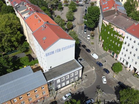 Drohnenaufnahme vom Stadthaus in Rummelsburg mit Schriftzug "Raum für Freiraum"