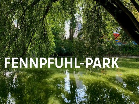 grünes Gewäser überhangen von grünem Baum