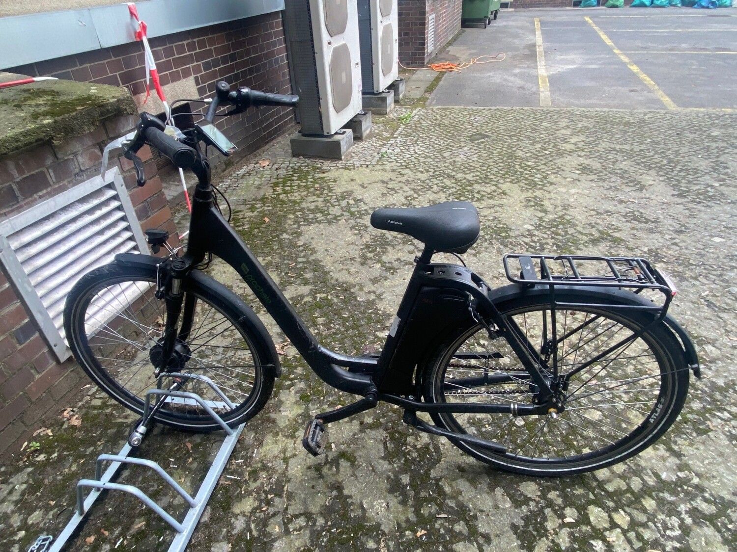 Schwarzes Damenfahrrad (E-Bike)