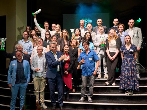 Gruppenfoto mit den Gewinner_innen und Sponsor_innen (Bild: Julia Merkel)