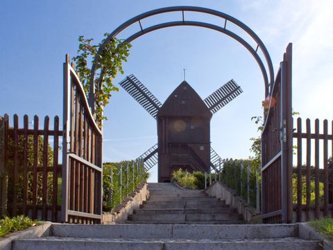 Bockwindmühle - außen - Treppe zur Mühle mit Hochzeitsbogen