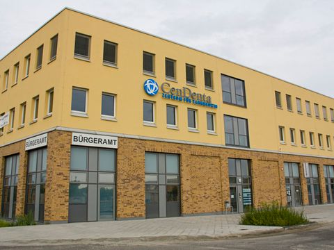 Bürgeramt in Biesdorf Süd im Erdgeschoss und darüber ein Zentrum für Zahnmedizin