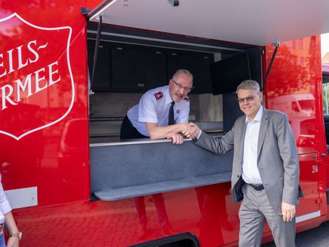 Von links nach rechts: David Bowles, geistlicher Leiter der Heilsarmee Gemeinde Berlin-Südwest, und Bezirksbürgermeister Jörn Oltmann mit dem neuen Hilfsfahrzeug (Bild: Kurt Gruhlke)