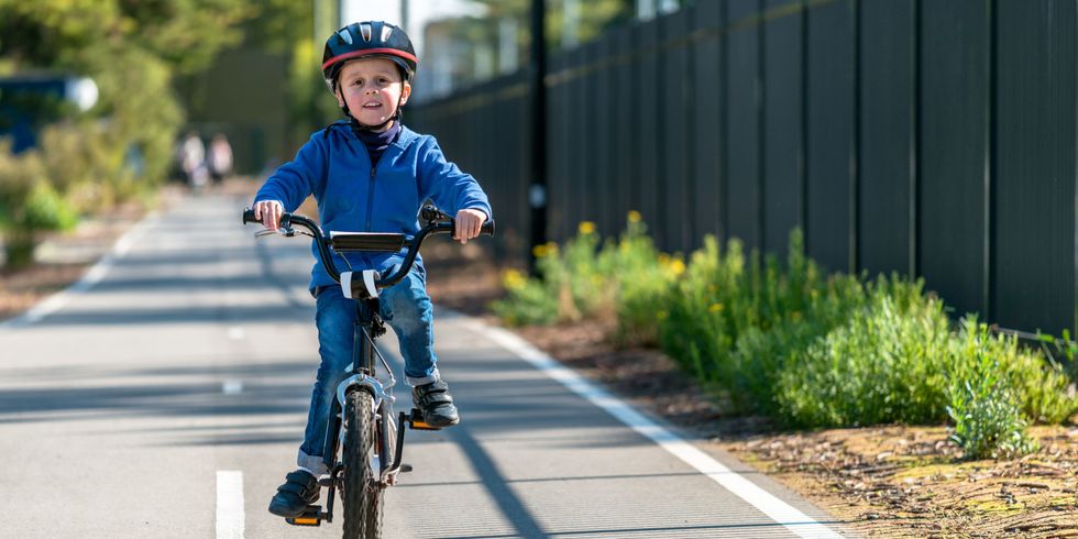 Junge mit Fahrrad
