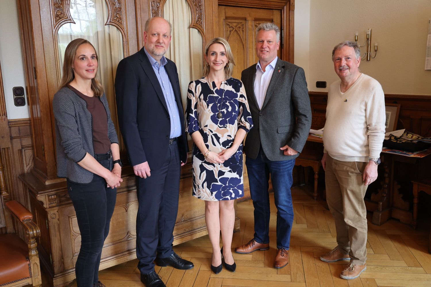 V.l.n.r.: Franziska Erstling (bei der Stadt Lüchow für Städtepartnerschaften zuständig), stellv. Stadtdirektor Thomas Raubuch (Lüchow), Bezirksstadträtin Malgorzata Sijbrandij, Bürgermeister Torsten Petersen, Rolf Breidenbach (stellv. Vorsitzender des Städtepartnerschaftsvereins)