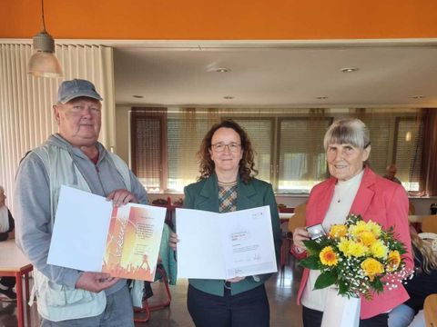 Bezirksstadträtin Sandy Mattes (Mitte) mit Inge Stichler und dem 1. Präsidenten des SV BVB 49, André Schünke.