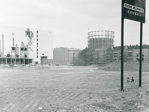 Blick auf den Schöneberger Gasometer, 1976. Für den Bau des modernistischen Wohnkomplexes „Schöneberger Terrassen“ (heute unter Denkmalschutz) wurde die vorher dort befindliche Bärenbier-Brauerei abgerissen. (Bild: Jürgen Henschel, Archiv Museen Tempelhof-Schöneberg)