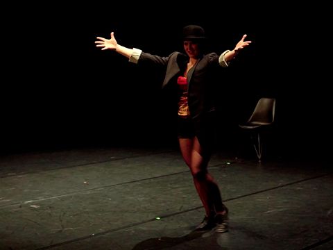 Kursleiterin Myriam Brigmann tanzt