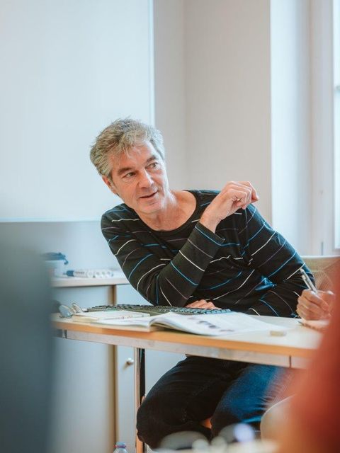 Dr Georg Jansen sitzende im Unterricht - Gestik 4