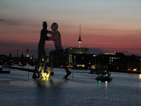 Molecule Men bei Nacht