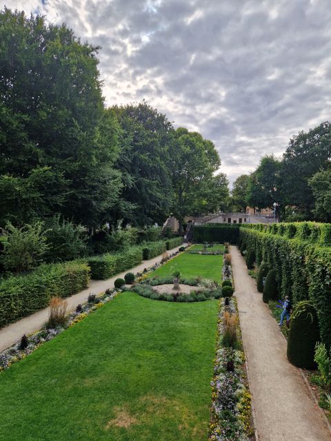 Zierbepflanzugn im Körnerpark mit Bewegung, Sträuchern und Bäumen