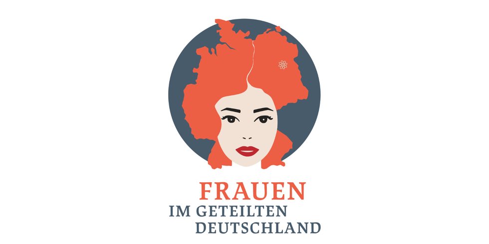 Ausstellungsplakat - Frauen im geteilten Deutschland. Motiv: Kopf einer rothaarigen Frau. Die Haare sind aus dem Umriss der Deutschlandkarte geformt, ein Scheitel symbolisiert die Trennung zwischen West und Ost. Berlin ist als Blume im Haar symbolisiert.