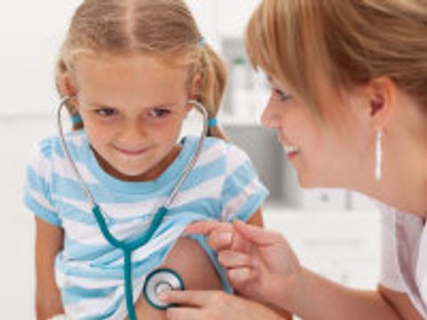 Ärztliche Untersuchung eines Mädchens mit einem Stethoskop