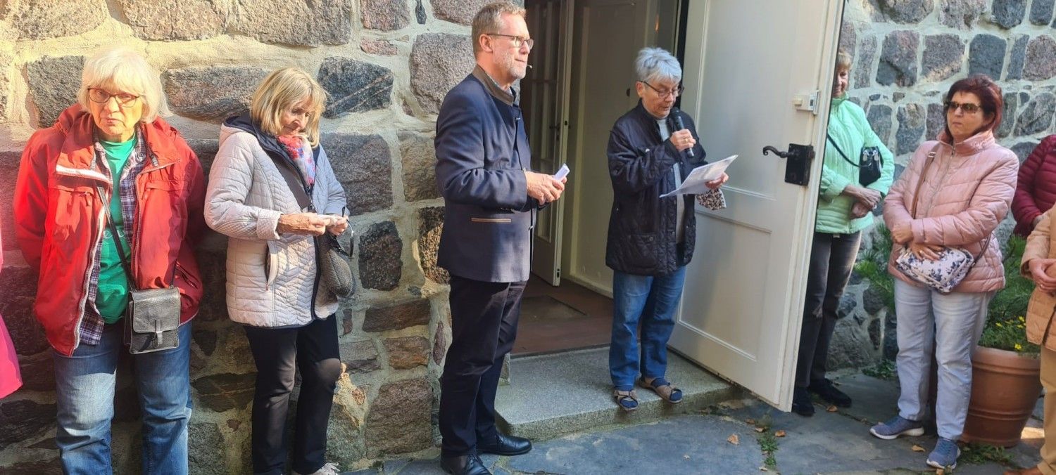 Frau Mennicke erzählt über die Geschichte der Kirche.