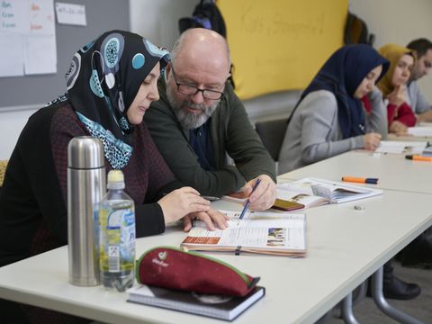 Teilnehmende lernen mit Lehrbuch