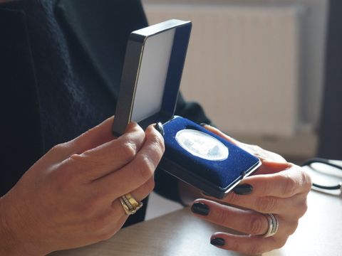 Neben der Reinickendorfer Medaille erhalten die Preisträger eine Urkunde und den Reinickendorfer Fuchs als Miniaturskulptur.