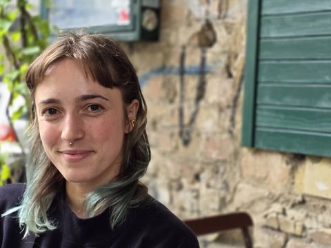 Elisa Mattioli Lattanzi arbeitet als eine von zwei Fußverkehrsplanerinnen im Straßen- und Grünflächenamt des Bezirks Friedrichshain-Kreuzberg