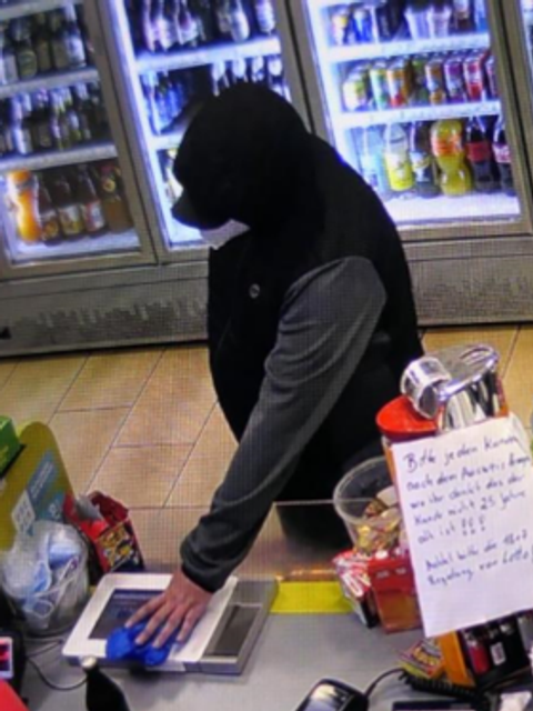 Unbekannter Täter Griff nach vorn