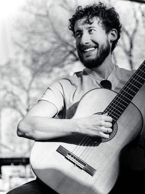 López Vega spielt Gitarre