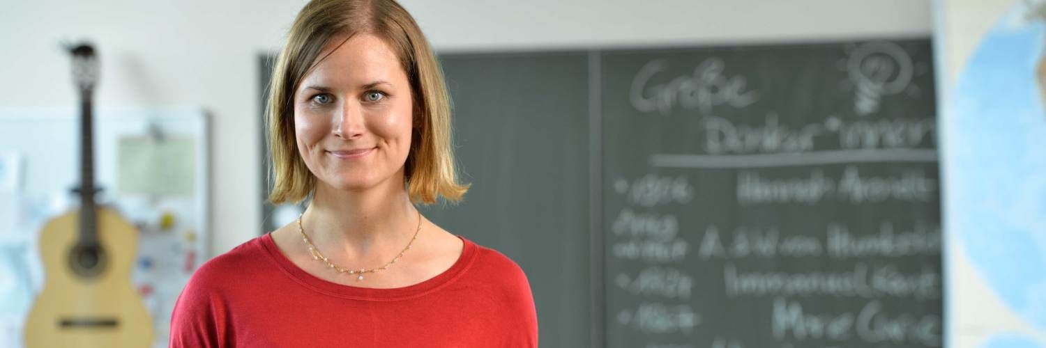 Portrait einer Lehrerin in einem Klassenzimmer