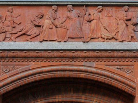 Steinerne Chronik am Roten Rathaus - Gang zum Markt - Gustav-Böß-Straße