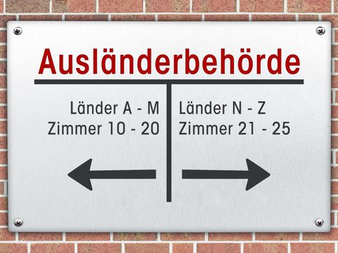 Ein Schild mit der Aufschrift „Ausländerbehörde“