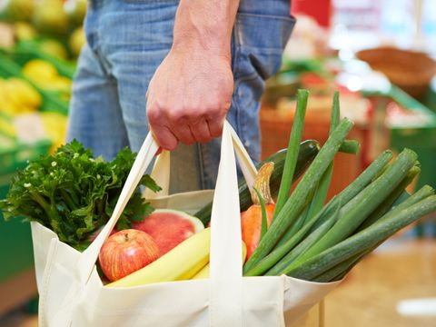 Mann mit Beutel im Supermarkt