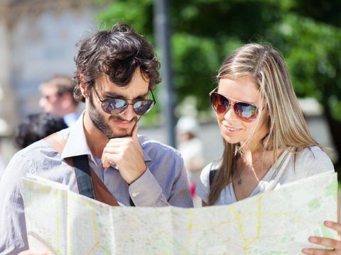 Ein Touristenpaar, das einen Stadtplan liest