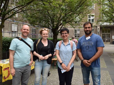 Rundgang mit Bezirksstadträtin Ramona Reiser (2.v.r), Sozialraumkoordinator Tobias Ossege (l.),, Nadine Pügler (Jugendmigrationsdienst) und Gelaal Zaher (Karame e.V.). (Bild: Bezirksamt Mitte)
