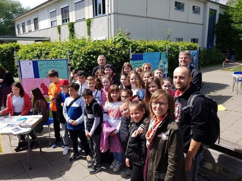 Bezirksstadtrat Dollase (hinten rechts) mit Schülerinnen und Schülern beim Umwelttag der Bettina-von-Arnim-Schule. Rechts die Lehrerin Irene Rauhut, hinten links Schulleiter Ralf Heitmann. (Bild: Bettina-von-Arnim-Schule)