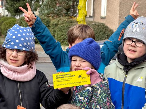 Baumpflanzung der Zebraklasse der Evangelischen Schule Pankow (Bild: SenMVKU)